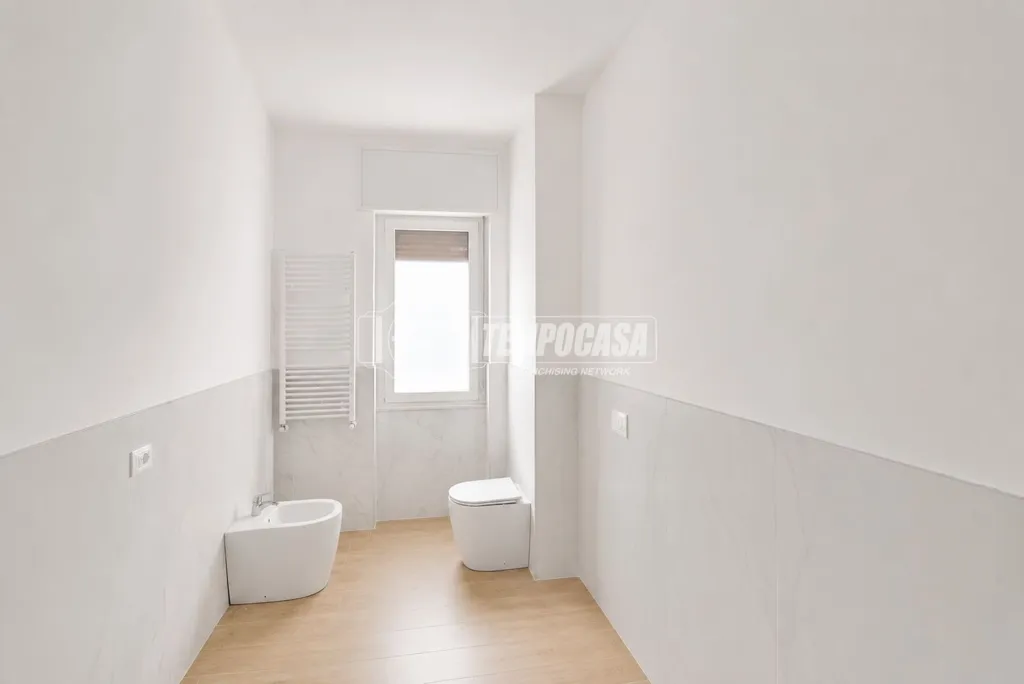 Salles de bain - Rear-Facing Apartment with Balcony in Cantù