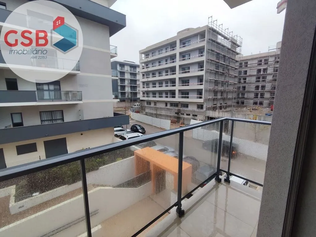 Balcon - New 3-Bed Flat with Balconies in Seixal