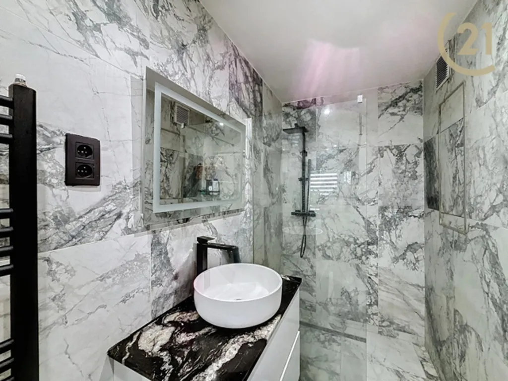 Bathrooms - Renovated Studio with Terrace in Central Location