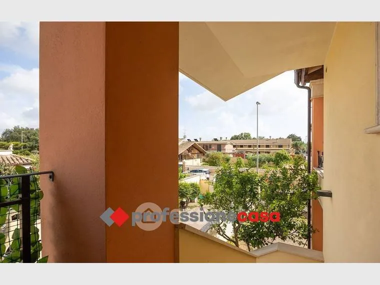 Balcone - Casa indipendente con giardino a Pomezia