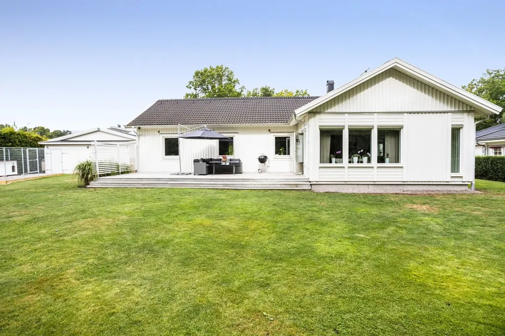 Jardin - Modern 1-Plan Villa with Garden in Suburb