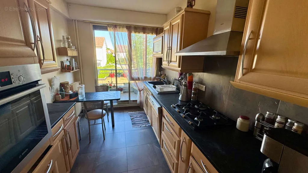Cuisine - Appartement de 5 Pièces avec Terrasse à Montmorency