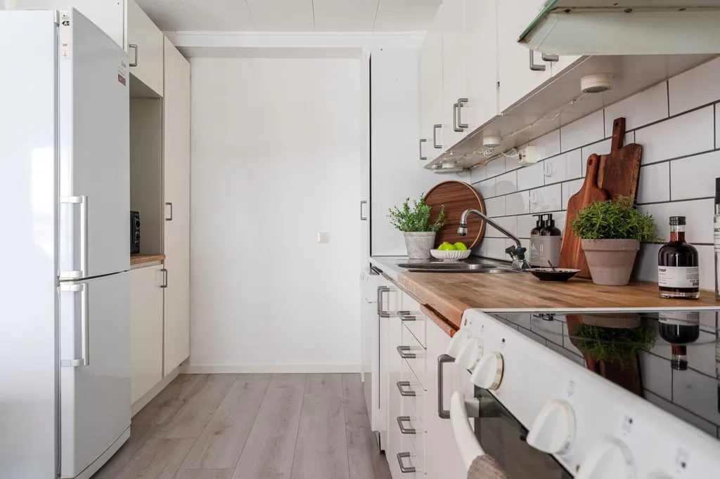 Cuisine - Renovated 2-Bedroom Flat with Balcony in Anderstorp