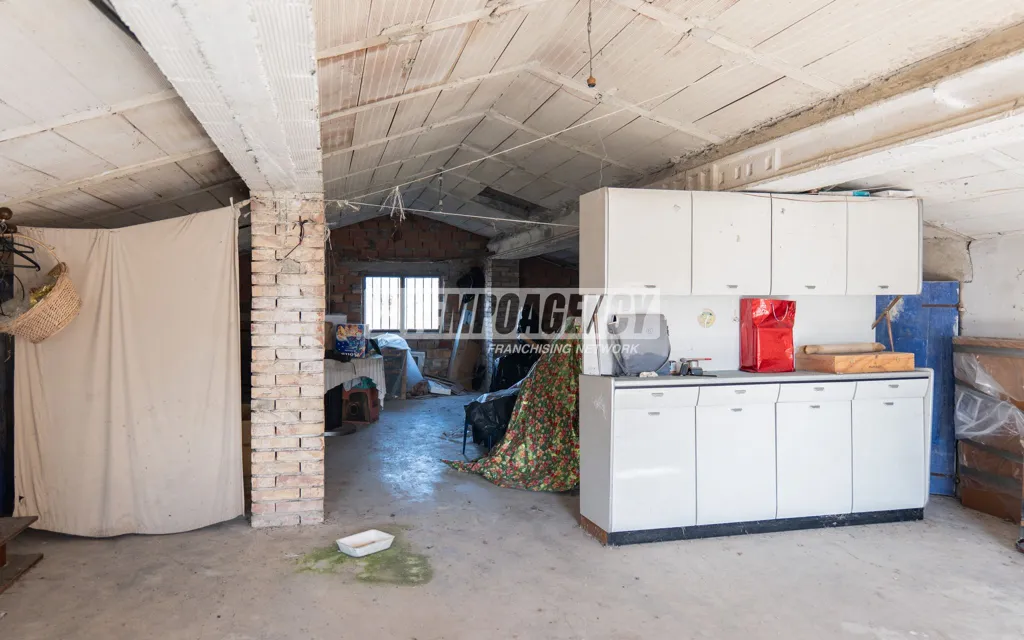 Garaaž - Multi-Level Warehouse with Land in Riccò