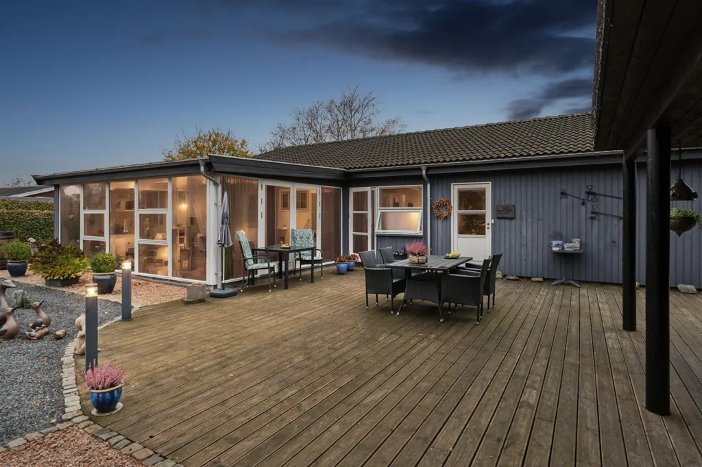 Terrazza - Well-Built Summerhouse with Garden in Skellet