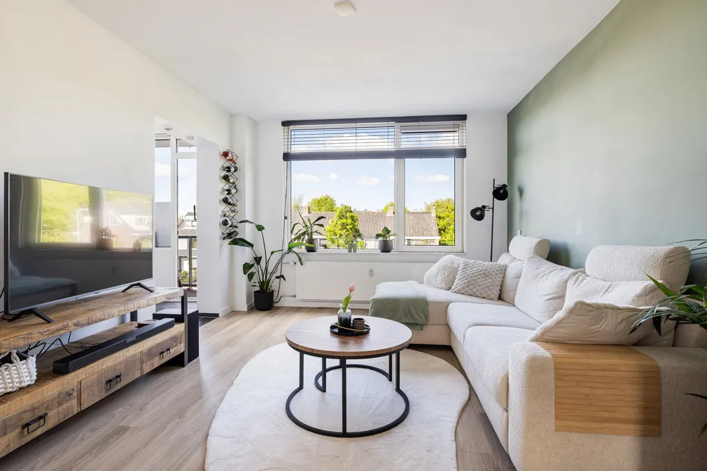 Elutuba - Corner Flat with West Balcony in Central Location