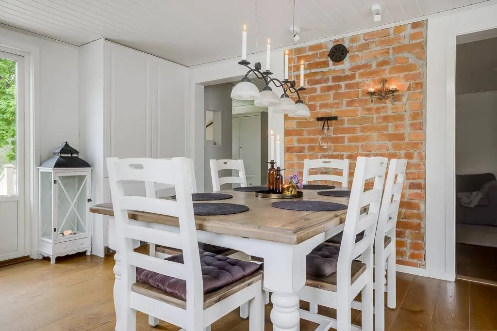 7-toaline maja asukohas Norrtälje kommun