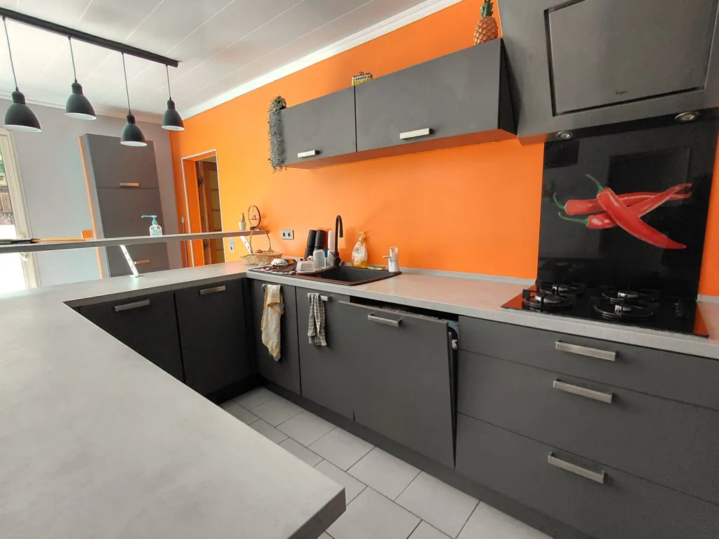 Cuisine - Bungalow avec jardin paysagé à Les Lèches