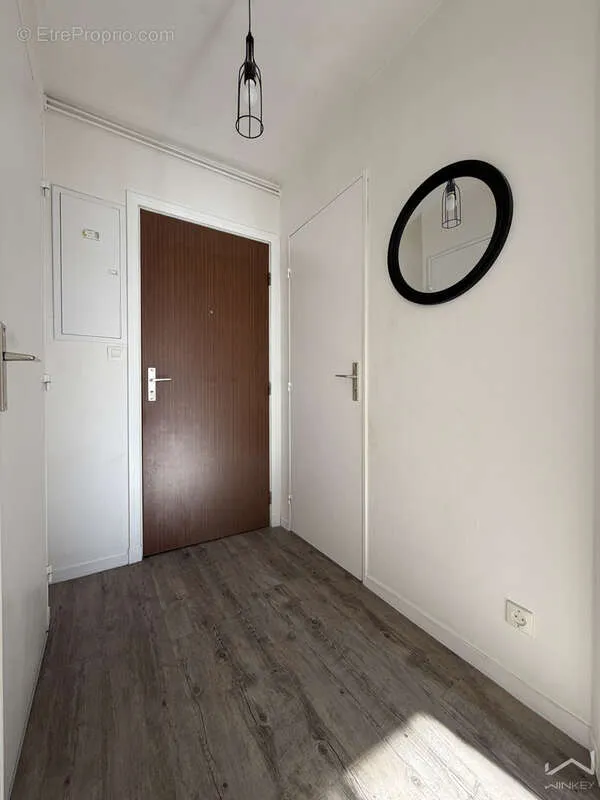 Hallway - Bright 2-Bed Flat with Parking in Mantes la Jolie