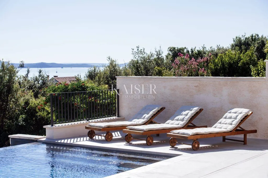 Pool - Luxury Villa with Infinity Pool on Mali Iž