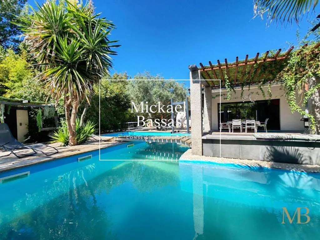 Piscine - Villa Contemporaine avec Piscine à Rigarda