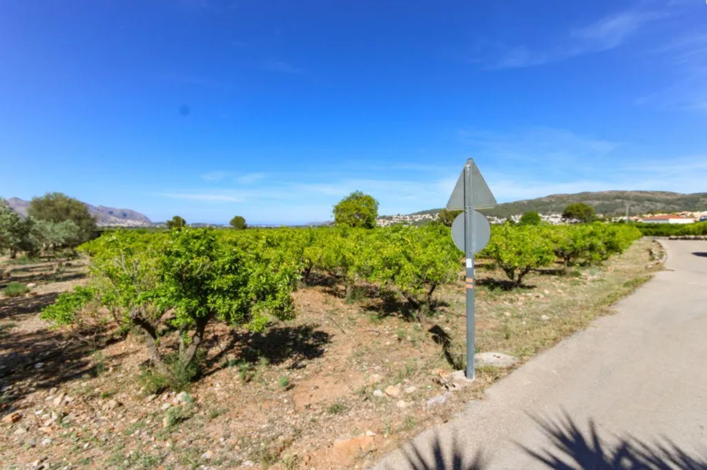 Giardino - Buildable Plot with Valley Views near Orba