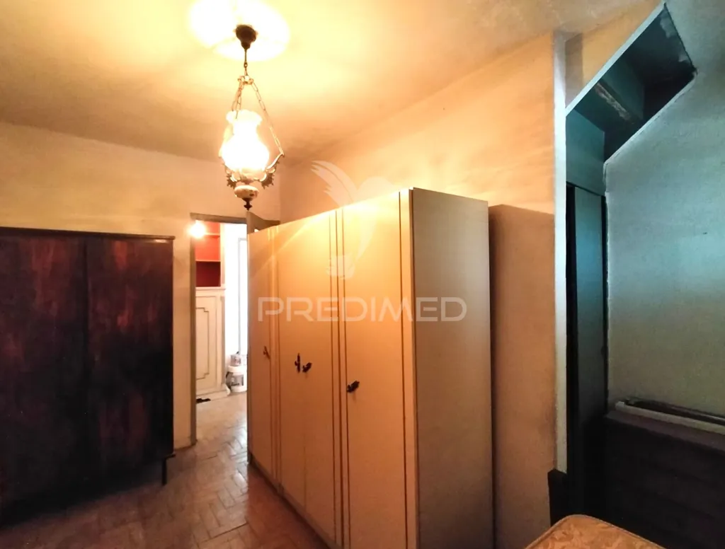 Toad - Inverted Duplex Apartment for Renovation in Alvalade, Lisbon