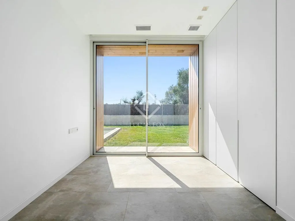 Esik - Modern House with Pool in Reus