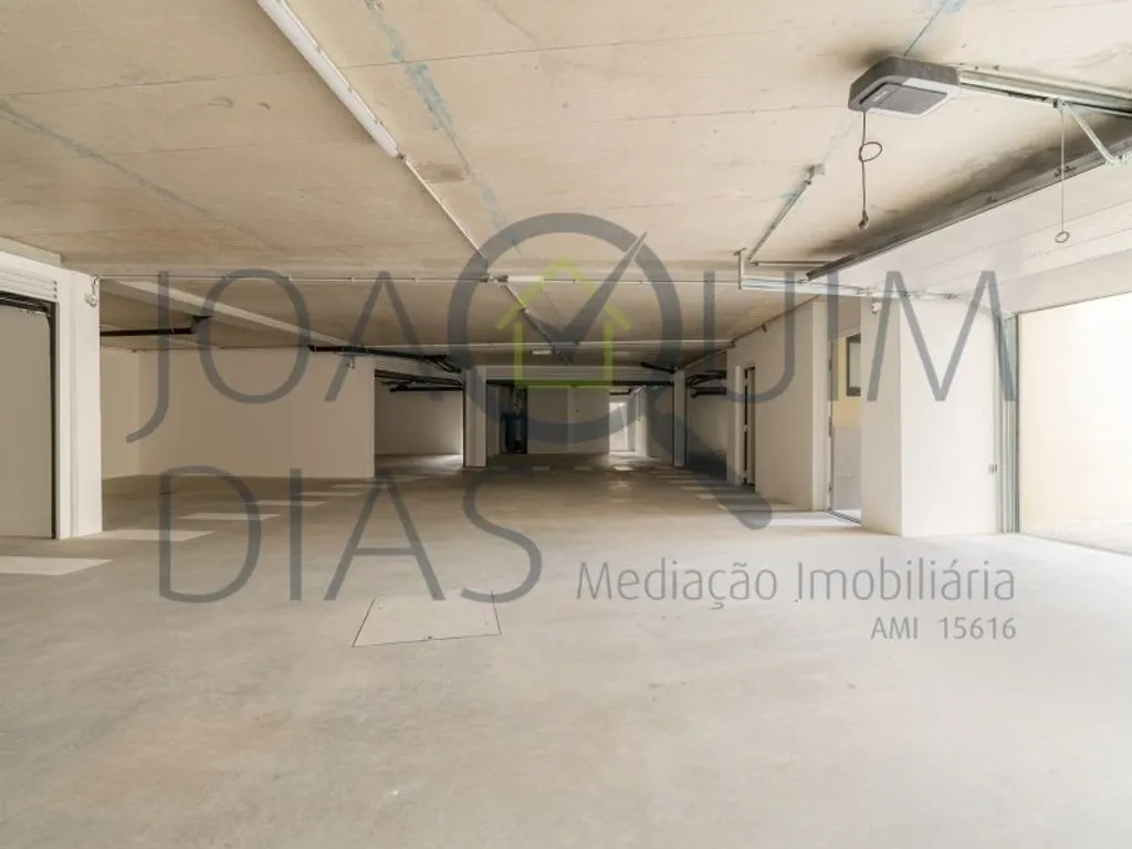 Garage - Luxury House with Private Garage in Sintra
