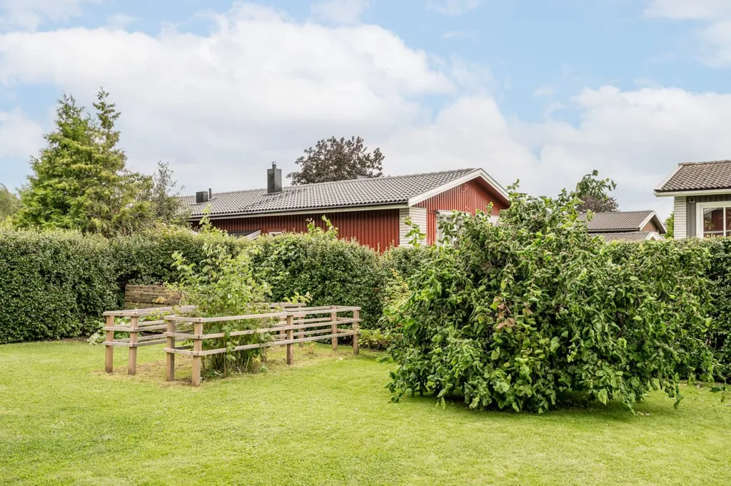 Giardino - 1920s Timber Villa with Garden in Kristinehamn