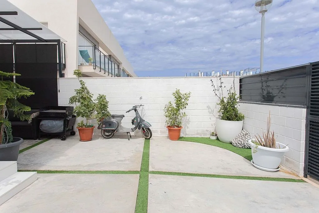 Giardino - Corner Semi-detached House with Pool in Gran Alacant