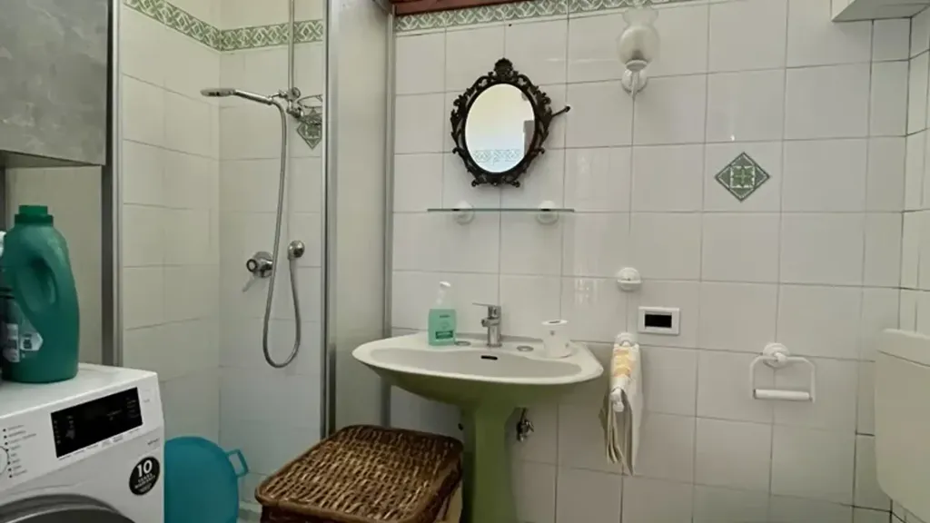 Bathrooms - Independent House with Garden in Valle Intelvi