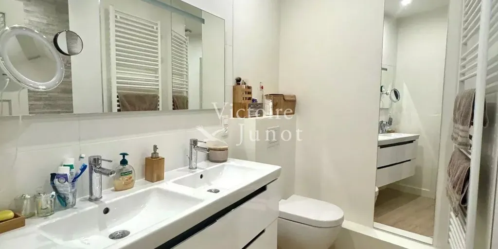 Salles de bain - Appartement Luxe avec Garage à Elsene