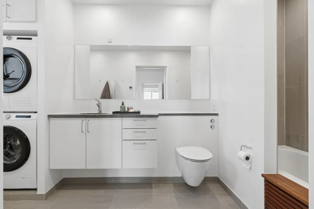 Salles de bain - Functionalist Flat with Harbour View in Hellerup