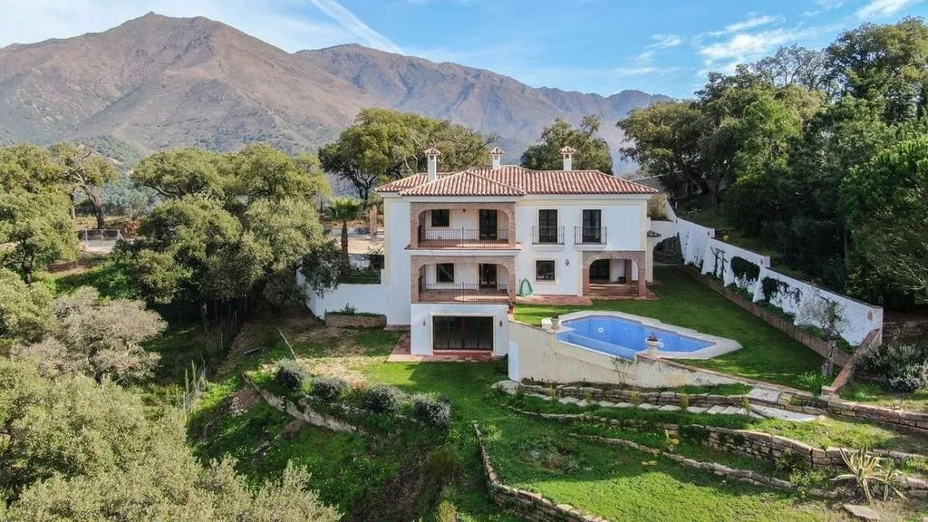 Välivaade - Luxury Villa with Mountain Views in Casares