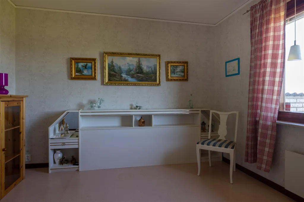 Magamistoad - One-Storey Villa with Large Corner Plot in Hasslöv