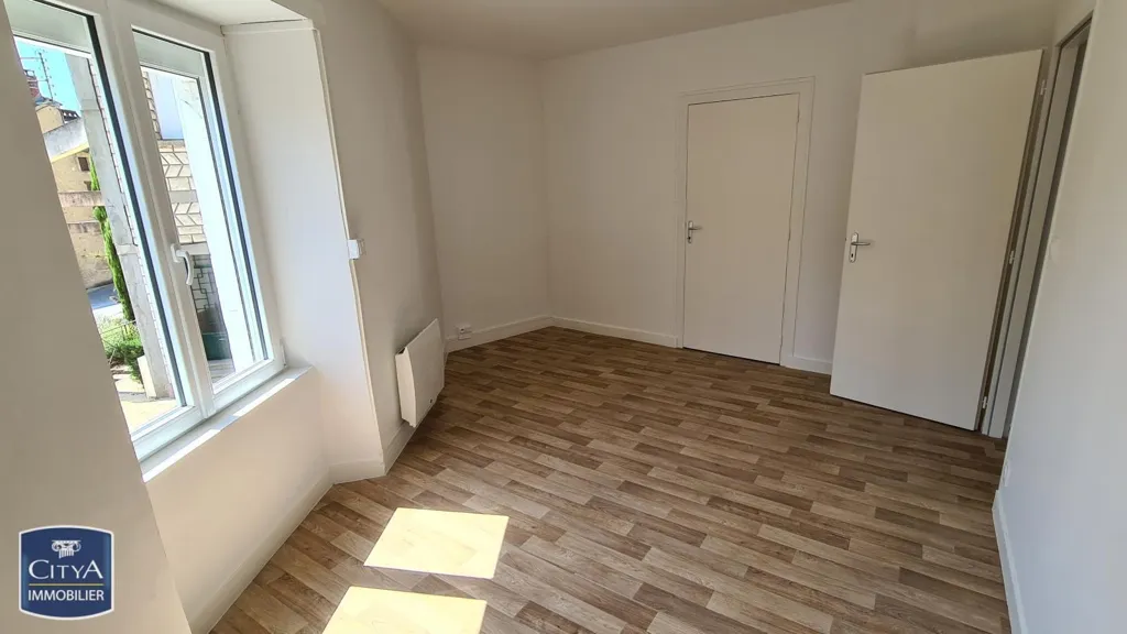 Rooms - 2-Bedroom Apartment with Balcony in Lusignan