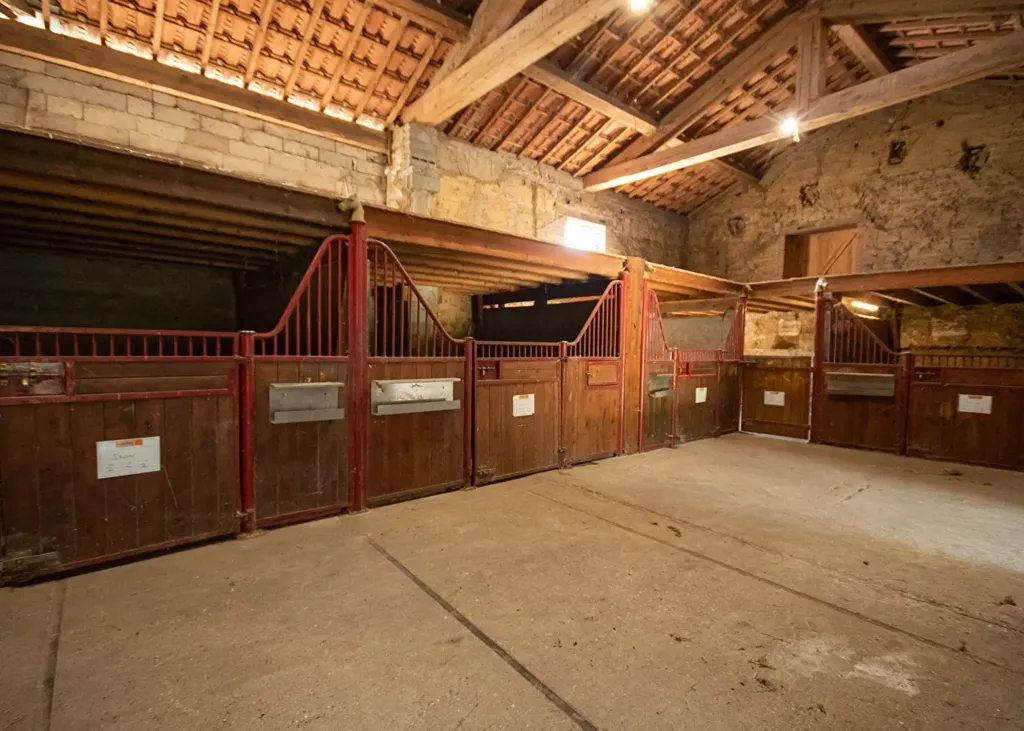 Pièces - Propriété Équestre avec Logements Locatifs près de Lyon