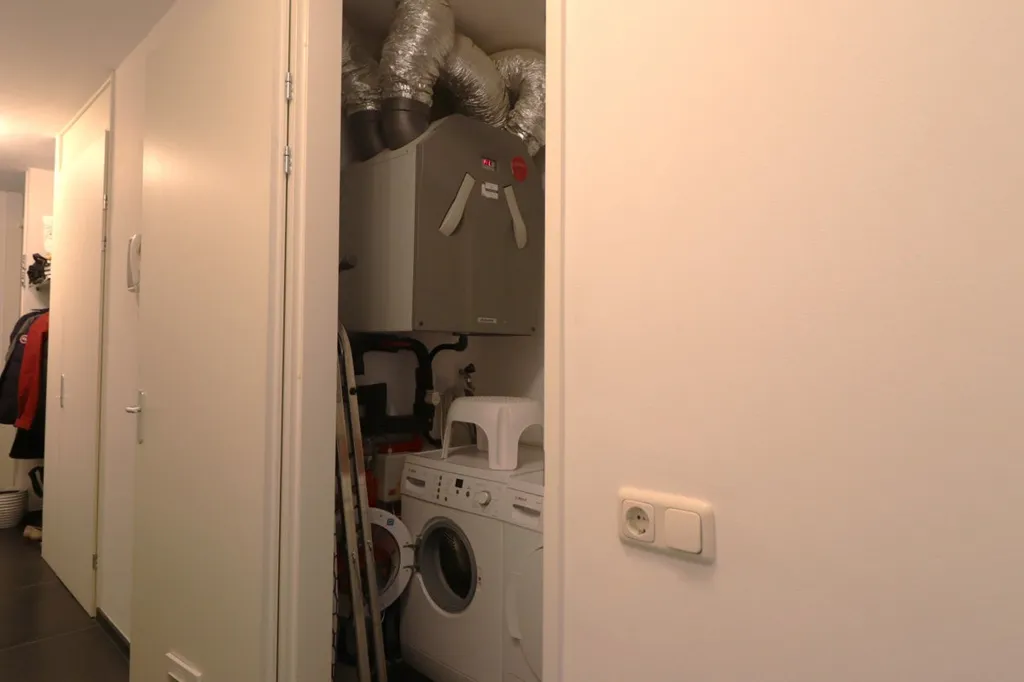 Utility Room - Furnished Apartment with City View in Rotterdam