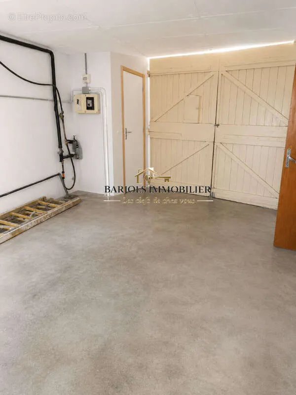 Garage - Appartement Traversant avec Garage à Varages