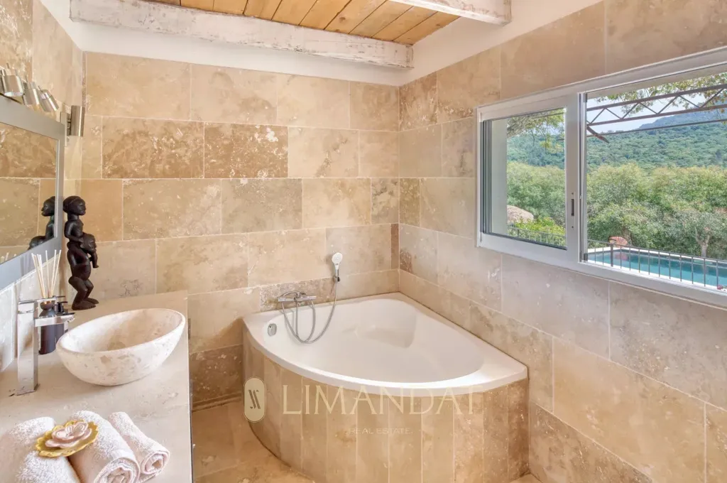 Bathrooms - Maison with Sea View in Les Adrets-De-L'Esterel
