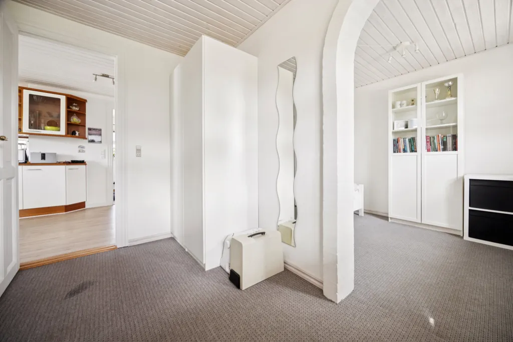Office - Functional Villa with South-West Terrace in Åbyen