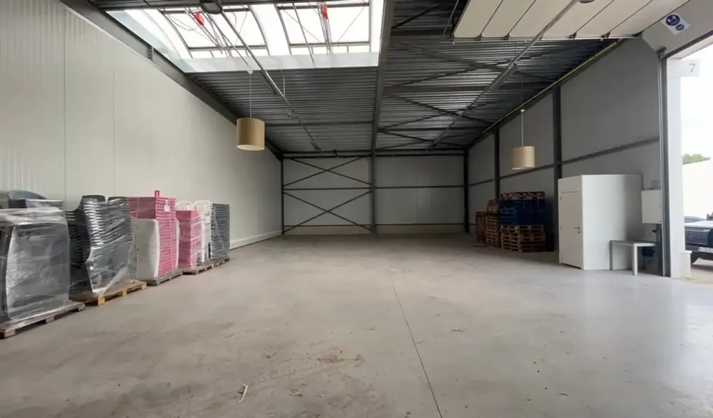 Garage - Magasin Récemment Aménagé à Wuustwezel