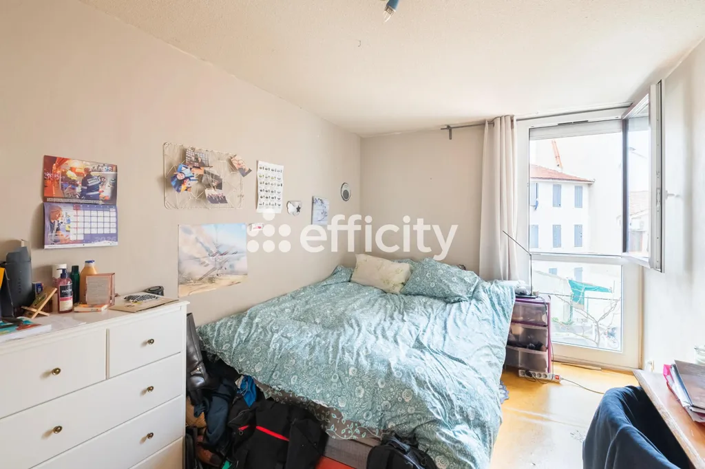 Bedrooms - Spacious 3-Bedroom Apartment in Marseille