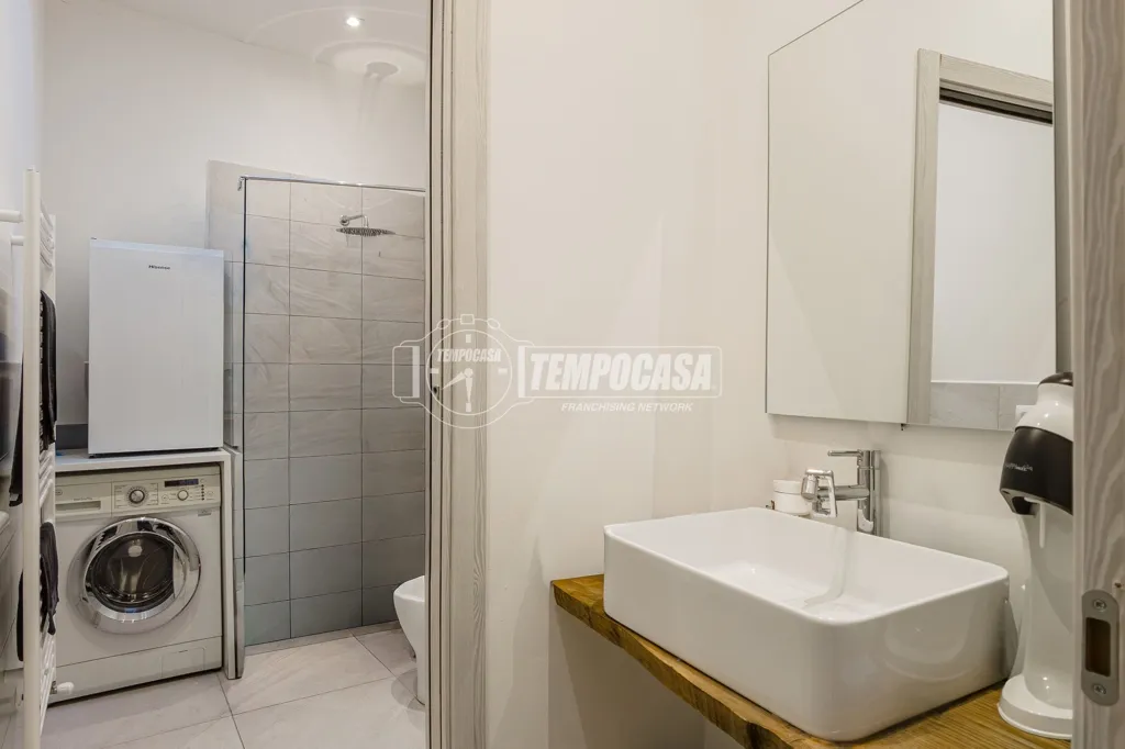 Bathrooms - Triplex Apartment with Balcony in Turin