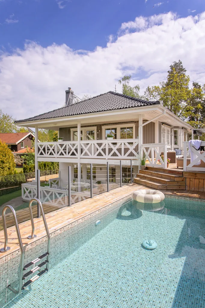 Piscine - Modern Villa with Pool in Northern Lännersta