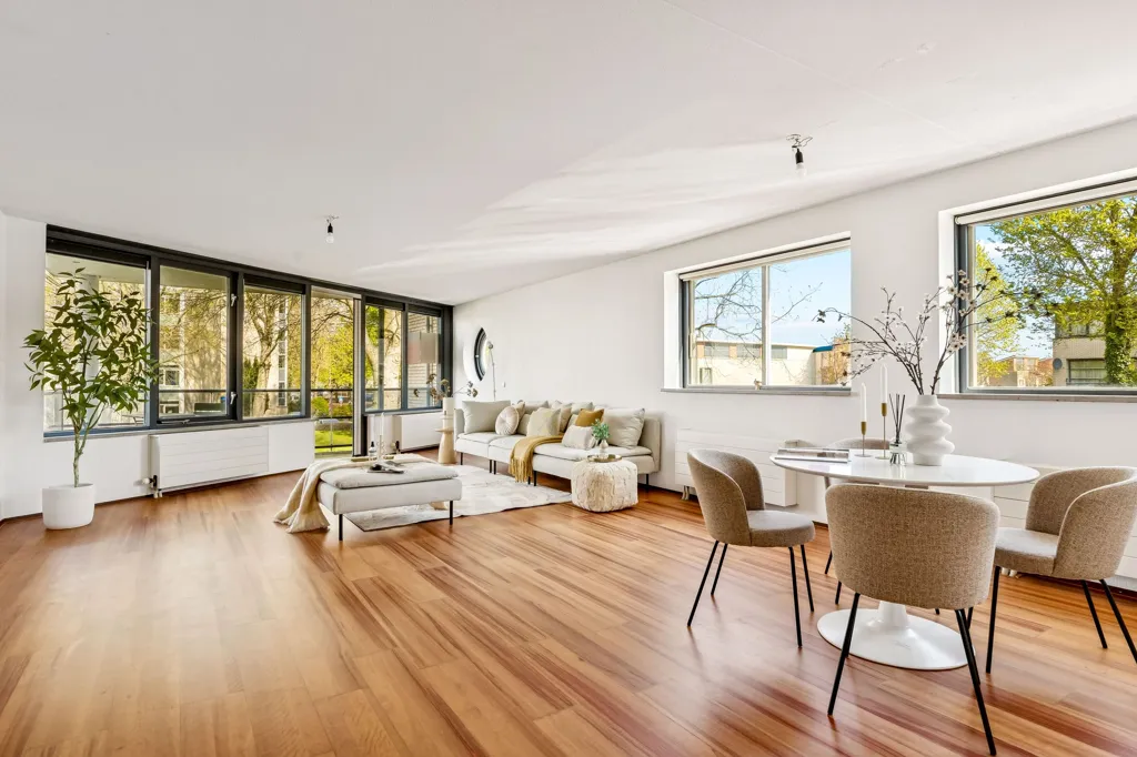 Elutuba - Corner Gallery Flat with Balcony in Filmwijk