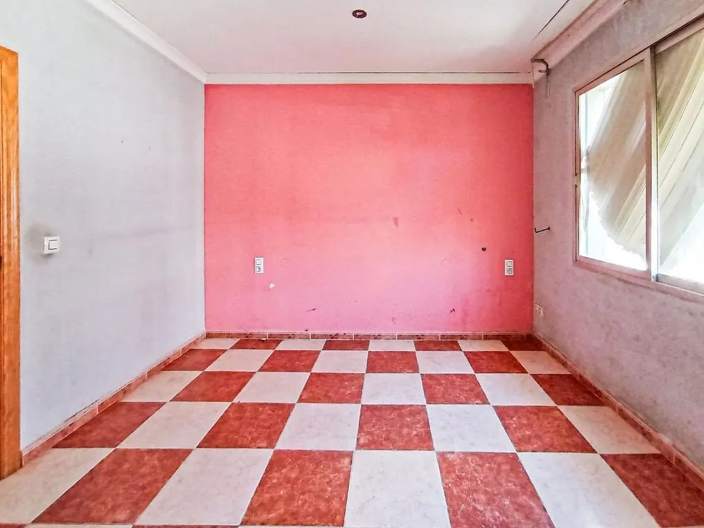 Toad - Ground Floor Flat for Renovation in Almoines