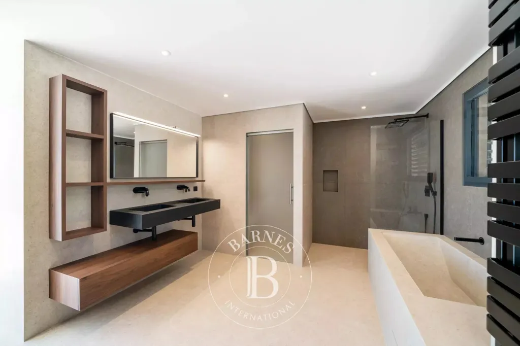Salles de bain - Villa Contemporaine avec Vue Panoramique Mer à Agay