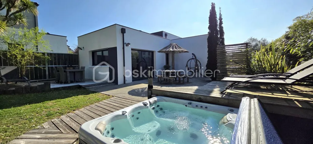 Piscine - Maison Contemporaine avec Jacuzzi au Calme à La Baule