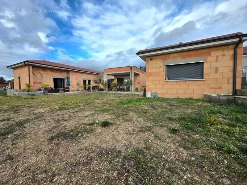Aed - Spacious Bungalow with Garden in Salvizinet