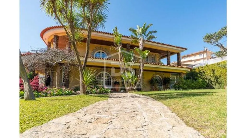 Luxury Villa with Solar Panels in Penafiel