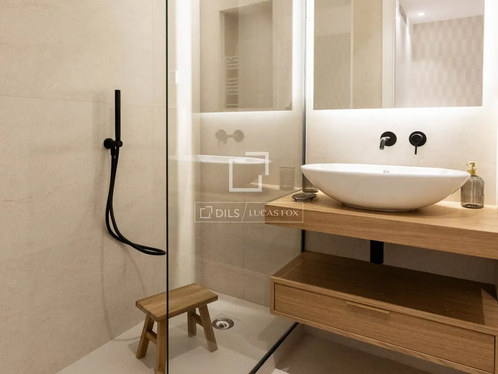 Bathrooms - Luxury Flat with High Ceilings in Salamanca