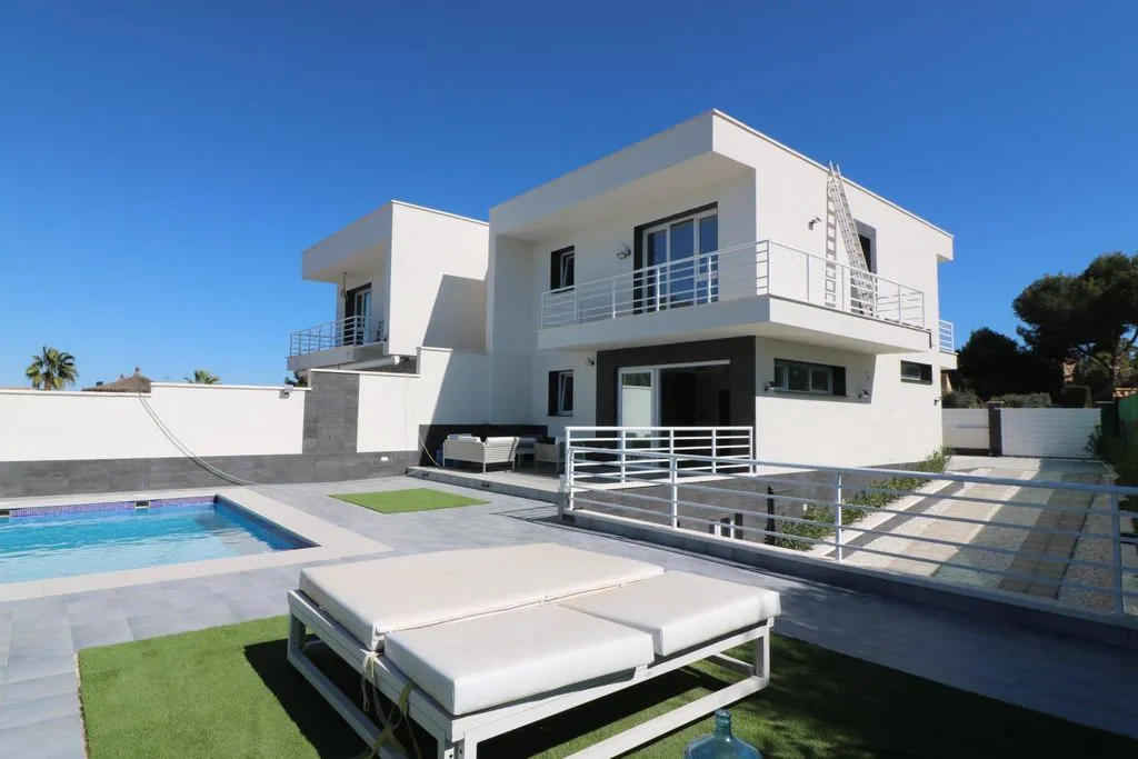 Piscine - Contemporary Villa with Pool in Los Balcones, Torrevieja