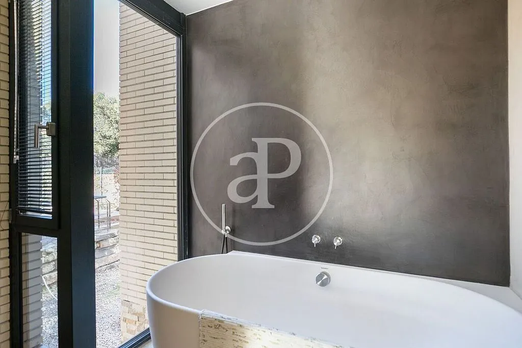 Salles de bain - Contemporary Villa with Pool in Begues