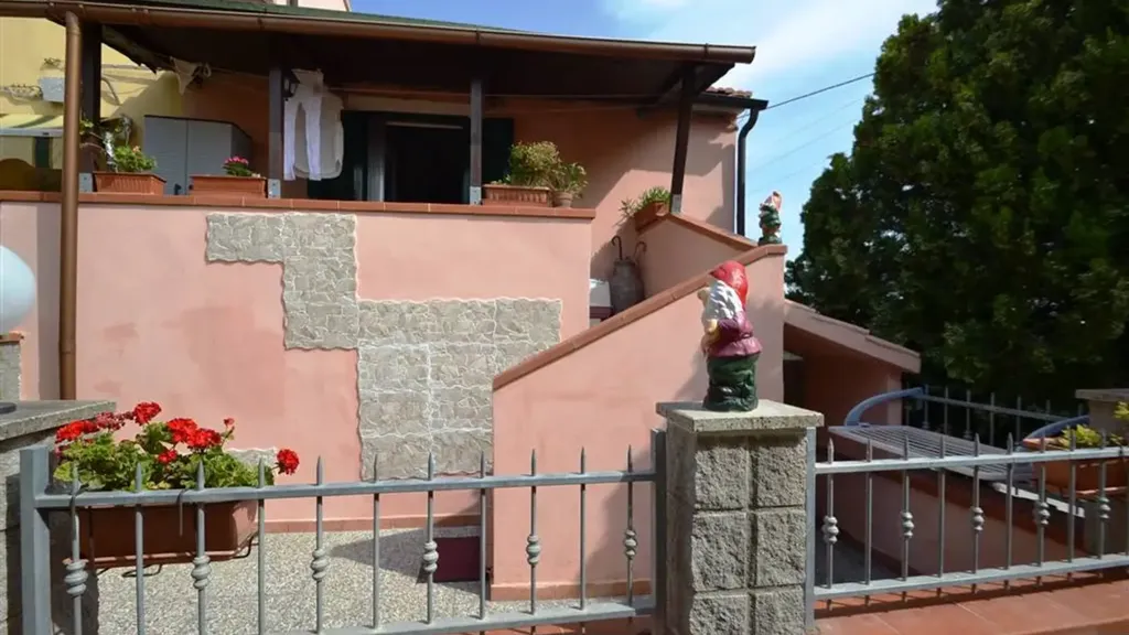 Toad - Rustic Apartment with Private Yard in Rosignano Marittimo