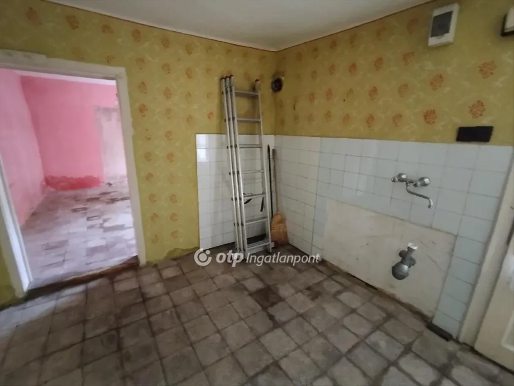 Pièces - Renovatable 1-Bedroom House in Pécs