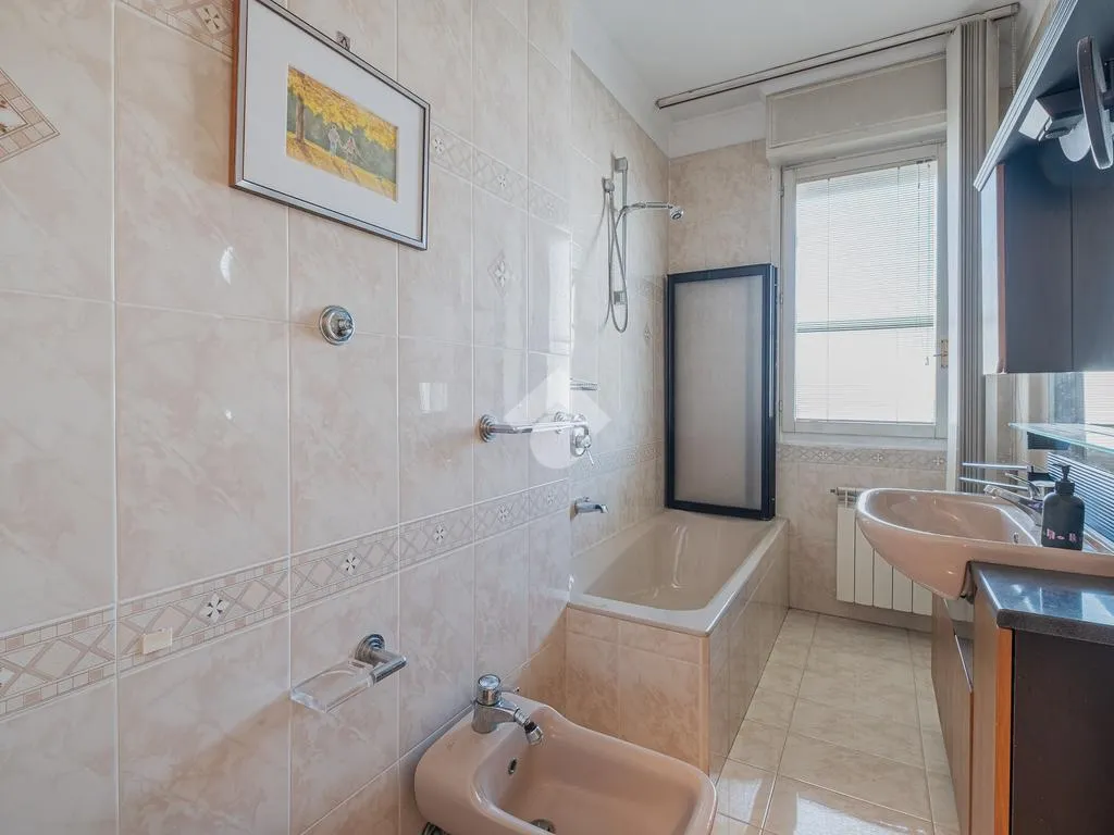 Salles de bain - South-Facing Apartment with Terrace in Rome