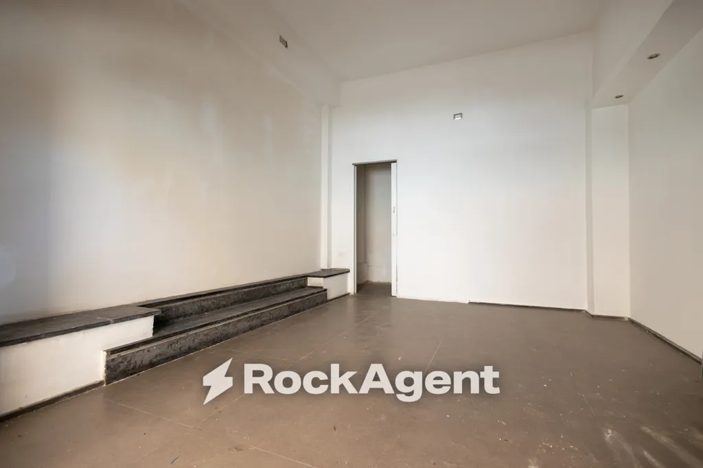 Pièces - Commercial Property with High Visibility in San Leonardo