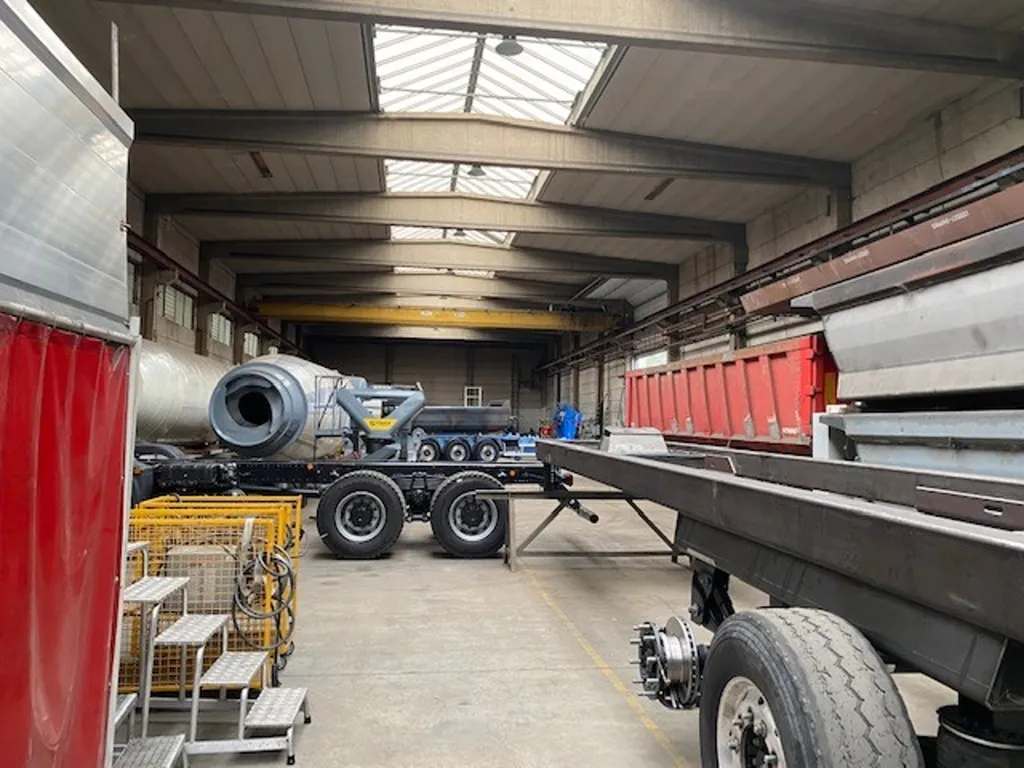 Pièces - Magasin Industriel avec Porte Sectionnelle à Manage